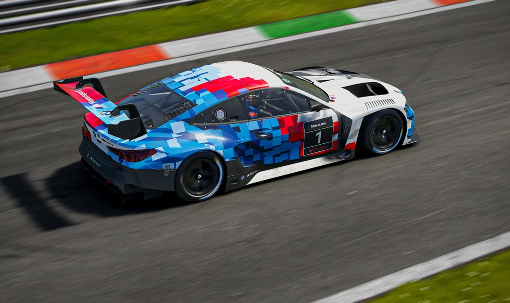 Project Motor Racing: en BMW-racerbil med blå, vit och röd pixelmönstrad design och startnummer 1 tar en kurva på en asfalterad bana med kurbitar.