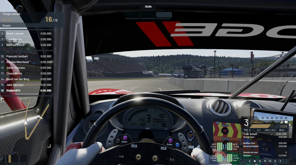 Förarvy inifrån en tävlingsbil i Project Motor Racing, med händerna på ratten, instrumentpanel och en bana med läktare framför bilen.