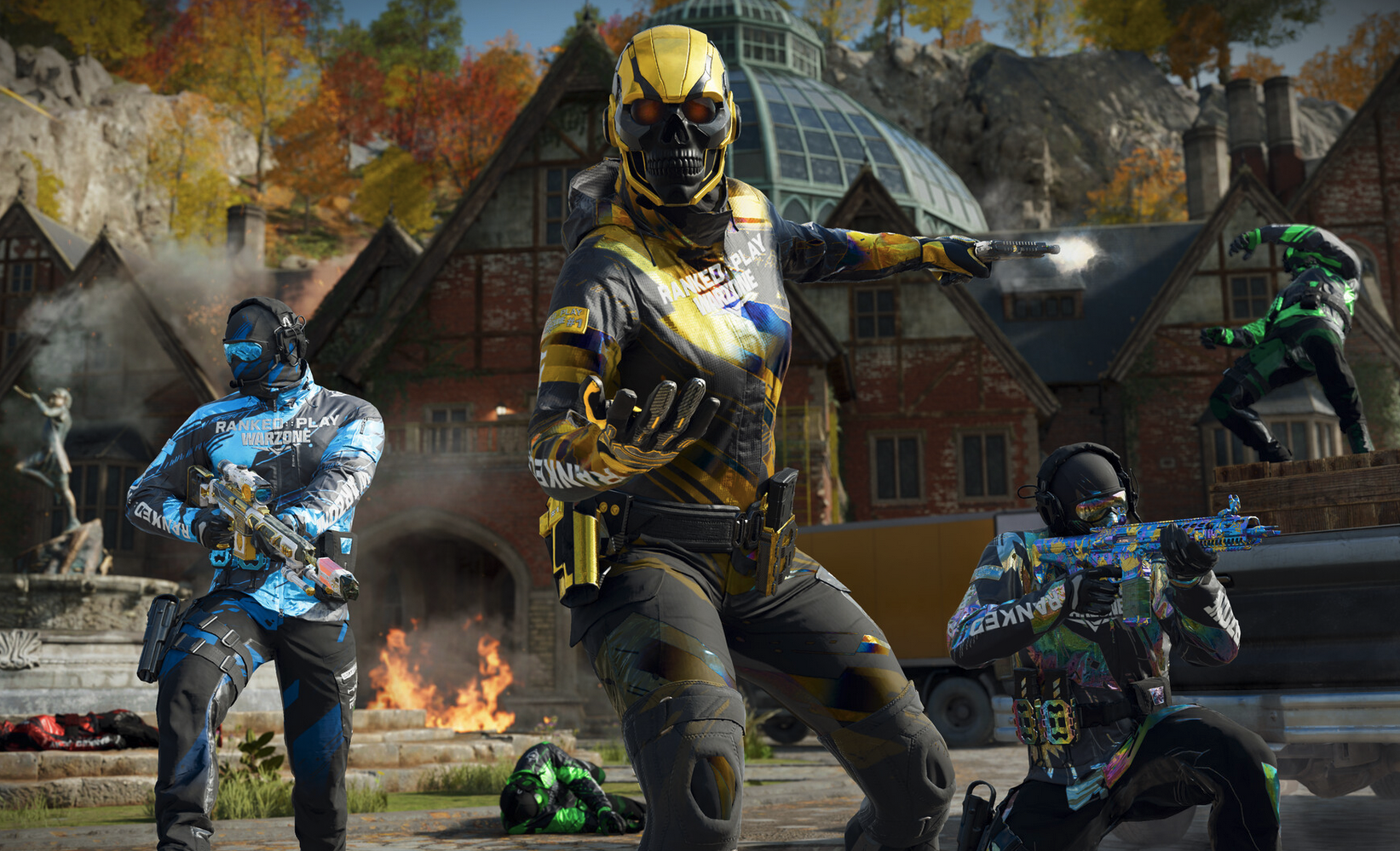 Tre färgglatt utklädda operatörer i Call of Duty: Warzone poserar framför en tudorstilsbyggnad med glaskupol, en brand och en fjärde figur på taket.