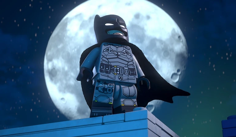 Lego-Batman i mörk dräkt med svart mantel står på en takkant framför en stor, ljus fullmåne mot natthimlen i Lego Batman: Legacy of the Dark Knight.