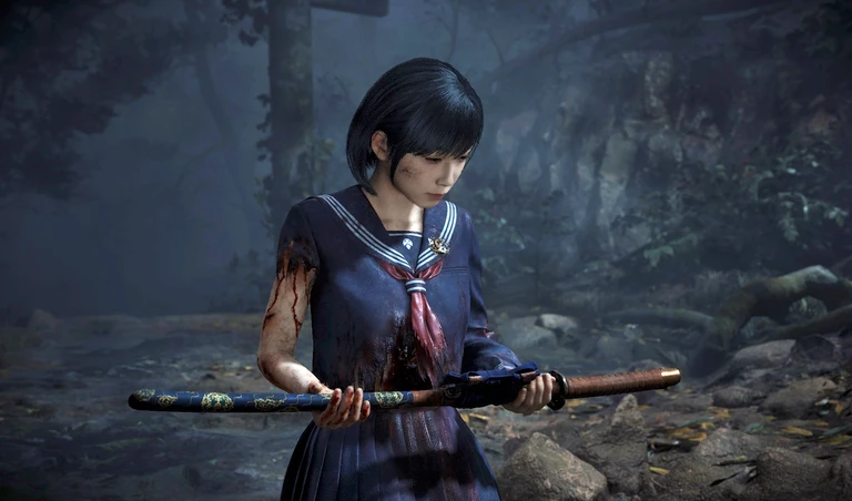 Silent Hill f: En blodstänkt ung kvinna i sjömansuniform håller en katana i slidan i en dunkel, dimmig skog med stenar och ett torii-liknande porttorn i bakgrunden.