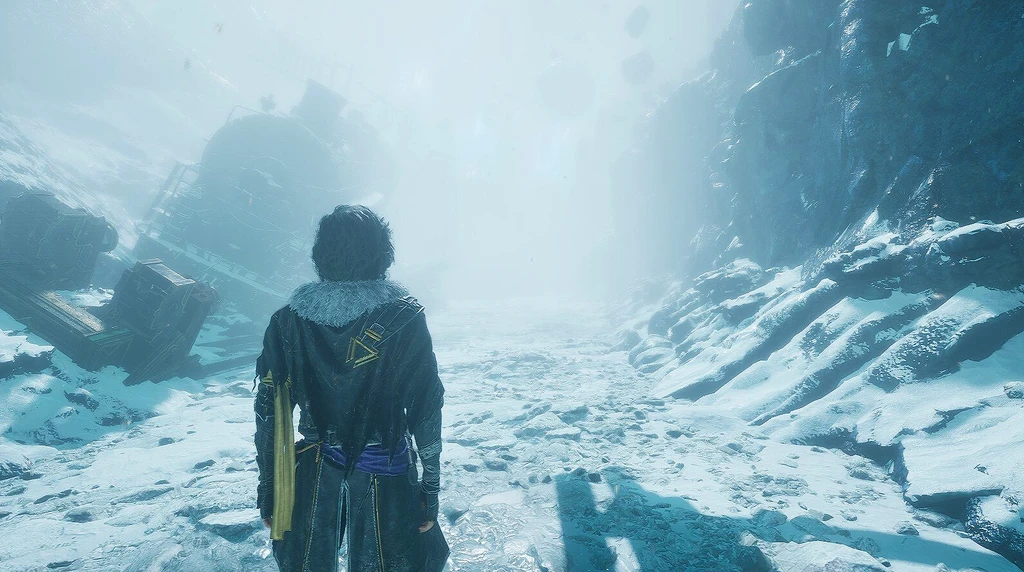 Spelkaraktär med pälskrage och gul scarf står med ryggen mot kameran i ett snöigt, dimmigt klipplandskap i Clair Obscur: Expedition 33, med vrak i bakgrunden.