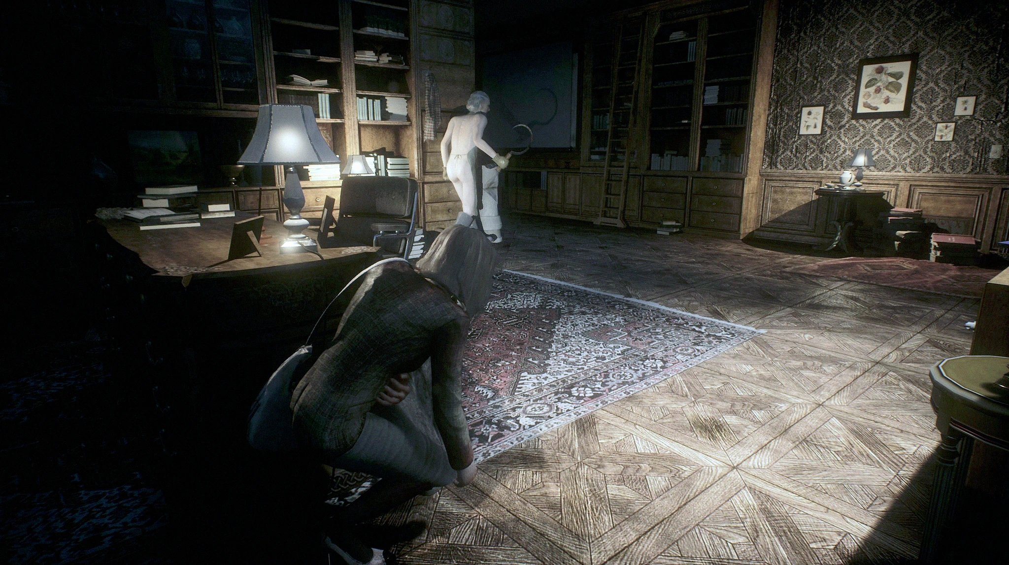 Remothered: Tormented Fathers: en kvinna i mörk kappa gömmer sig hukad bakom ett skrivbord i ett dunkelt bibliotek, medan en blek, naken gestalt med en sax går omkring bakom henne.