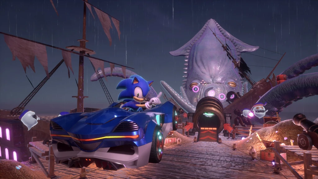 Sonic kör en blå racerbil över en regnig träbrygga vid ett piratskepp, med en gigantisk bläckfisk som reser sig i bakgrunden i Sonic Racing: CrossWorlds.