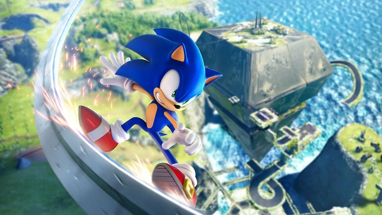 Sonic the Hedgehog grinder längs en kurvad räls i hög fart, med gnistor runt skorna och en grön ö med havet och ett stort metallbygge i bakgrunden.