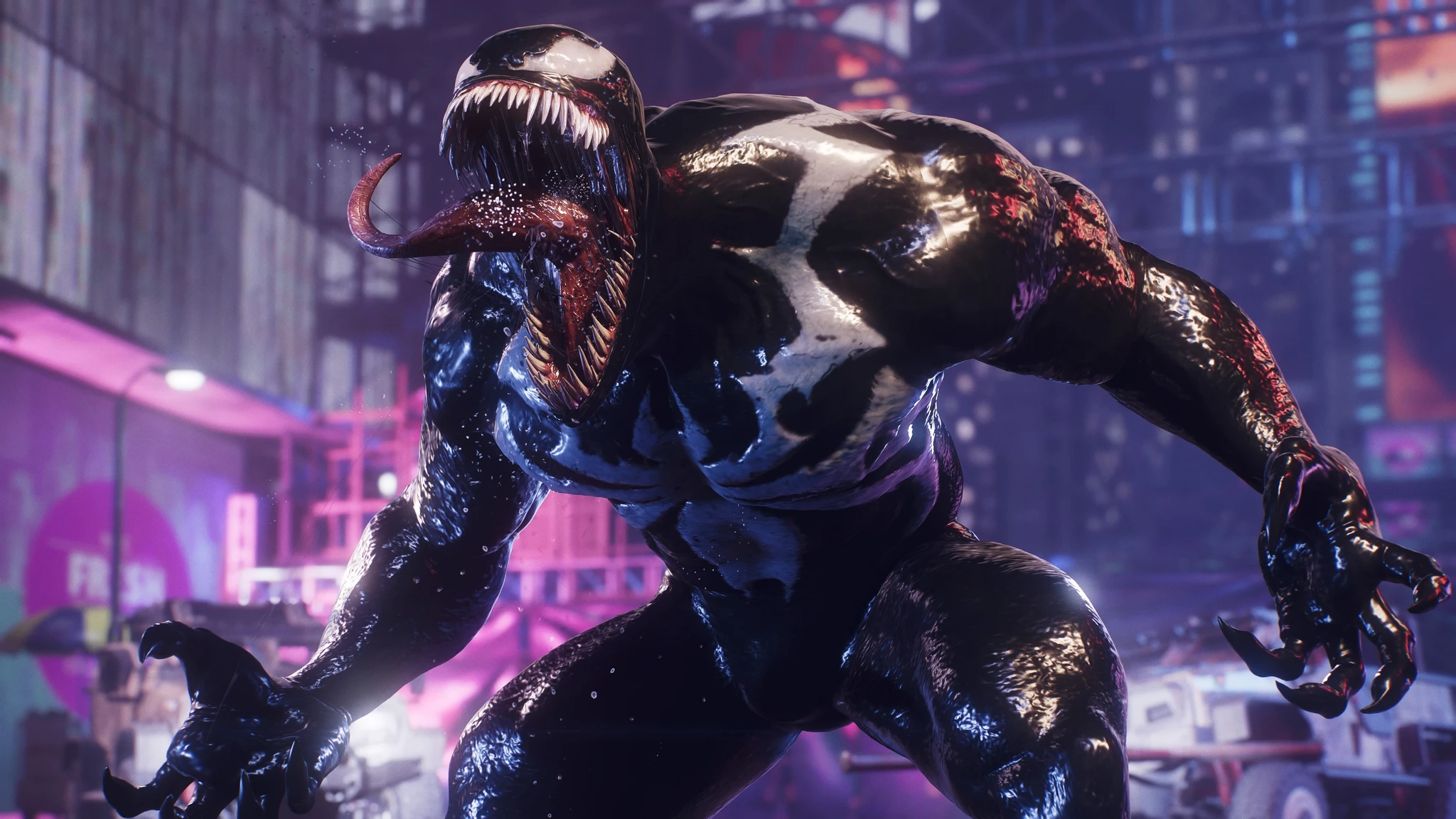 Venom i Marvel's Spider-Man 2 hukar med öppen mun och utsträckt tunga, med skarpa klor, på en neonupplyst gata i New York.