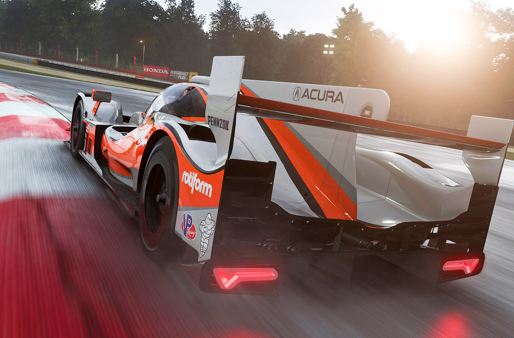 Vit och orange Acura-racerbil i full fart på en bana i motljus, sedd bakifrån med lysande bakljus, ur Forza Motorsport.