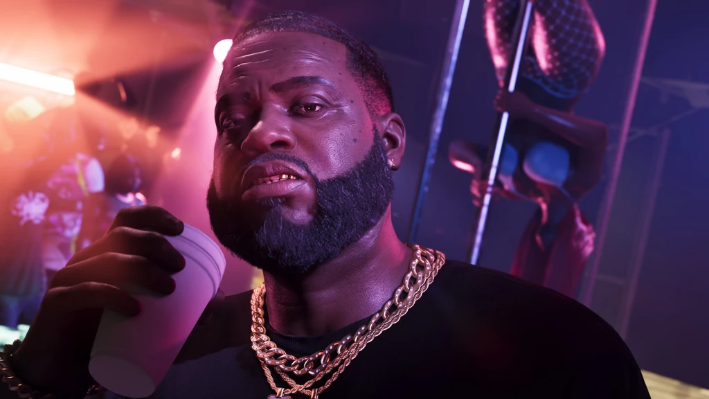 Skäggig man med guldkedjor och guldtänder håller en plastmugg i en neonupplyst nattklubb, med en stripteasedansare vid stången i bakgrunden. Scen från Grand Theft Auto VI.
