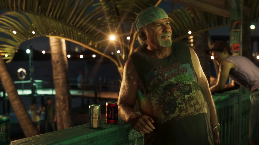 Äldre skäggig man med bandana och ärmlös tröja lutar sig mot ett räcke vid en palmkantad brygga på kvällen, med två ölburkar bredvid sig. Scen från Grand Theft Auto VI.