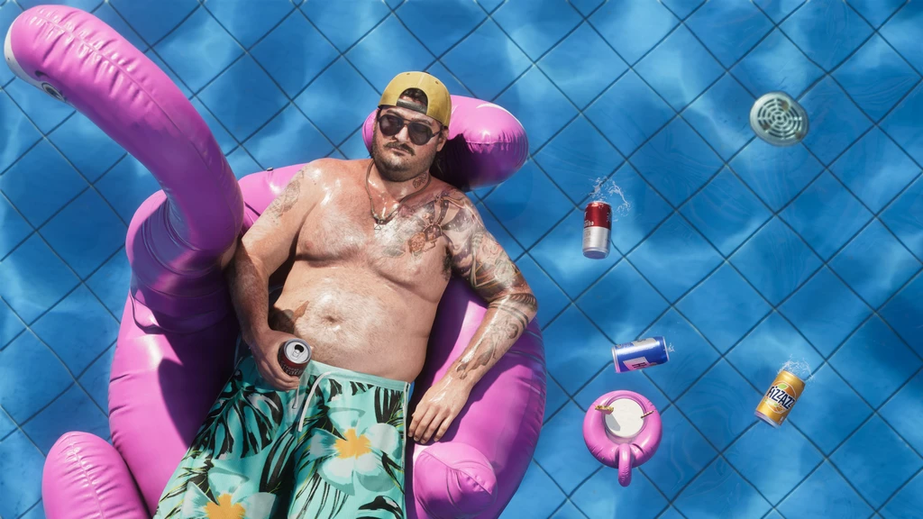 Tatuerad man med keps och solglasögon flyter på en rosa uppblåsbar flamingo i en pool, omgiven av flytande ölburkar, sedd uppifrån i Grand Theft Auto VI.