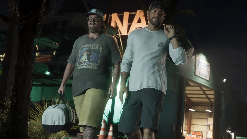 Två män i kepsar och shorts går nattetid förbi en upplyst marina, en bär en vit sportbag och den andre en väska över axeln, i Grand Theft Auto VI.