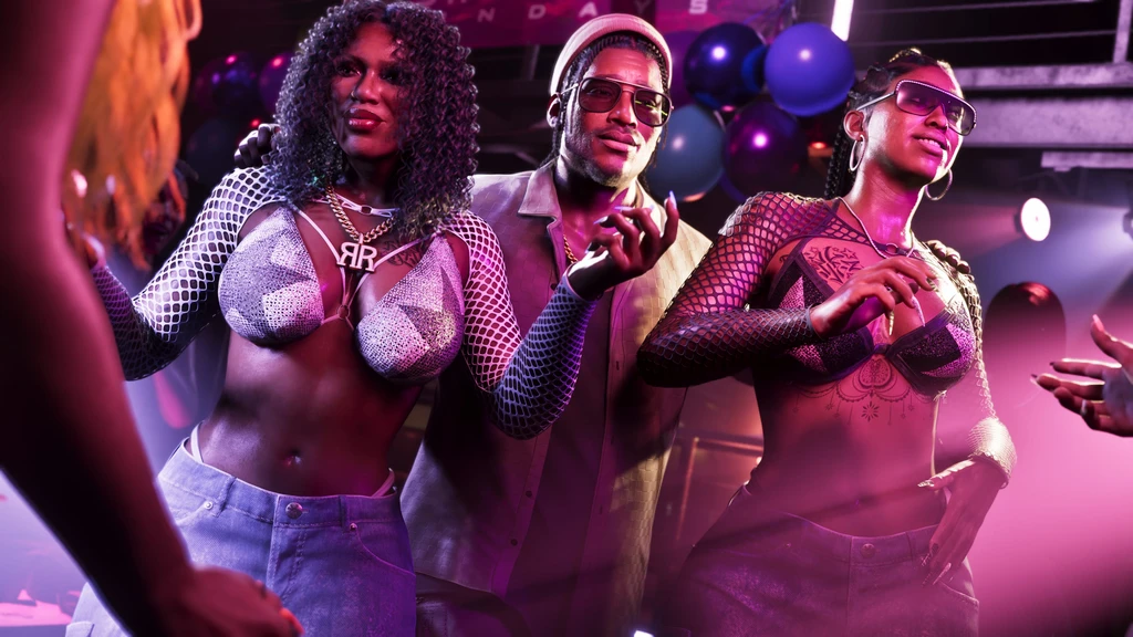Tre festande karaktärer dansar i en klubb med ballonger och lila ljus i Grand Theft Auto VI, två kvinnor i glittriga toppar och nätärmar med en man i solglasögon och mössa mellan sig.