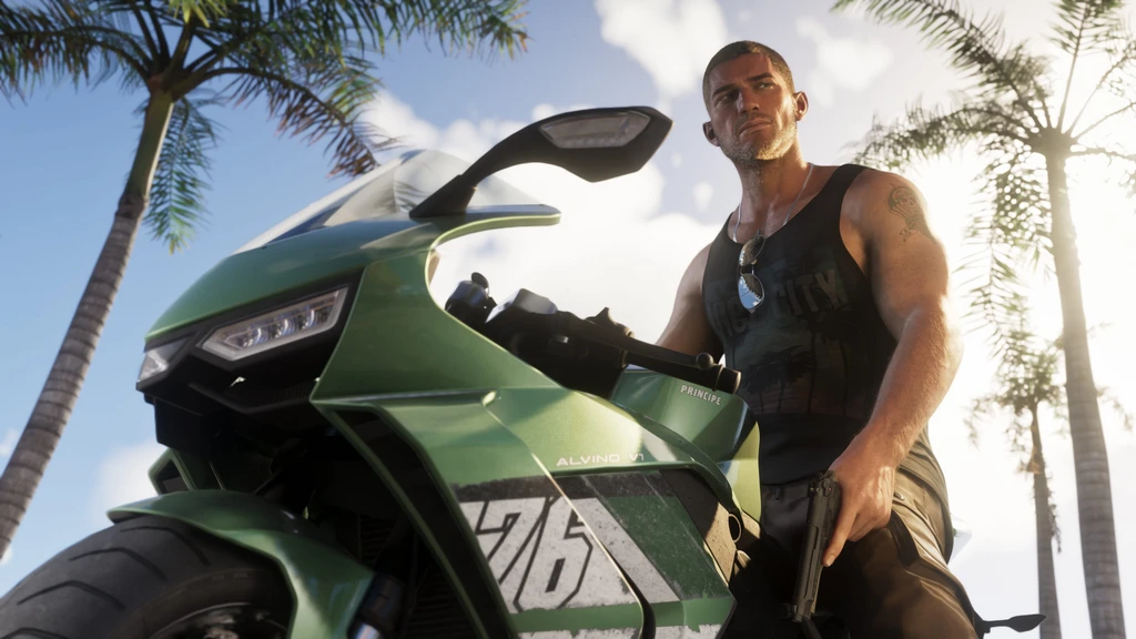 Muskulös man i svart linne med solglasögon i halsringningen står lutad mot en grön sportmotorcykel med en pistol i handen, omgiven av palmer och blå himmel i Grand Theft Auto VI.