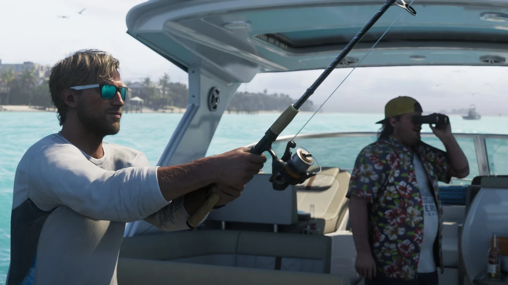 Jason Duval med turkosa solglasögon står på en båt och håller ett fiskespö, medan en man i blommig skjorta och keps tittar genom kikare över havet.