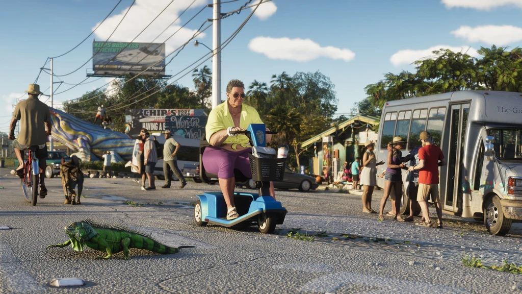 Gatuscen i Leonida Keys i GTA VI: en kvinna i gul tröja åker elscooter förbi en grön leguan på asfalten, med fotgängare, en cyklist och en buss i bakgrunden.