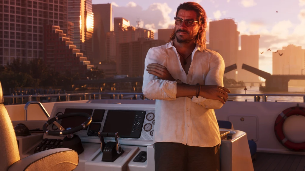 Man med långt hår, glasögon och vit linneskjorta står med korslagda armar vid ratten på en lyxyacht i solnedgång, med höghus och en öppen klaffbro bakom sig i Grand Theft Auto VI.