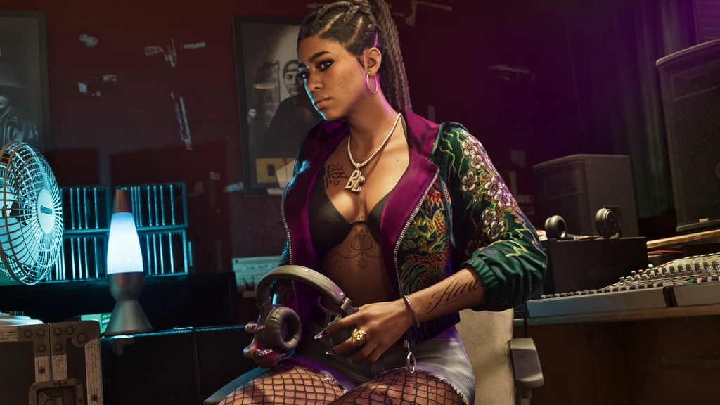 Kvinna med flätor, guldkedja och broderad jacka sitter i en inspelningsstudio med hörlurar i knät, framför ett mixerbord, i Grand Theft Auto VI.