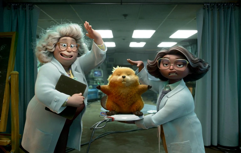 Två forskare i vita labbrockar står i ett sjaskigt laboratorium och hänger över en lurvig, orange bäver på en platta med sladdar. Scen ur animationsfilmen Hoppers.