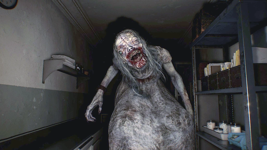 Resident Evil: Requiem: en uppsvullen, blek varelse med långt grått hår och blodigt gapande mun rör sig mot spelaren i en trång, mörk korridor med hyllor.