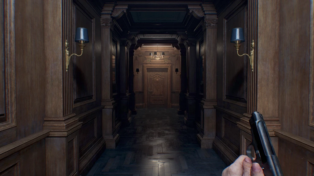 Förstapersonsvy i Resident Evil: Requiem där en hand håller en pistol i en dunkel, träpanelerad korridor med blå vägglampor och en stängd dörr i fjärran.