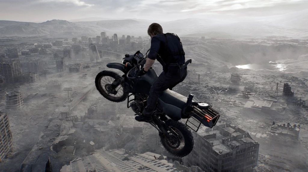 Man i mörka kläder hoppar med en motorcykel högt över en sönderfallen, dimhöljd storstad i ruiner i Resident Evil: Requiem.