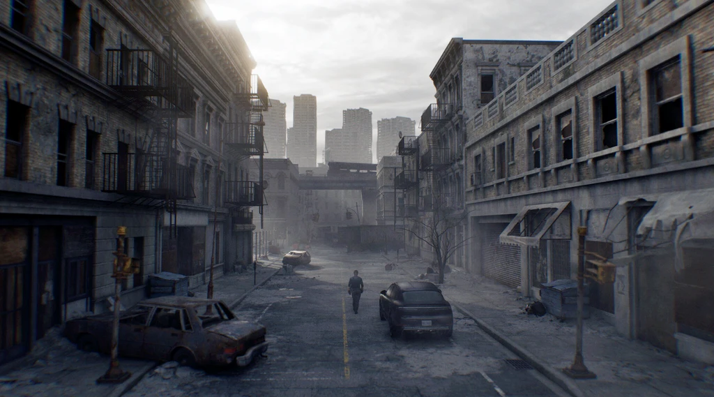 Övergiven stadsgata i Resident Evil: Requiem med förfallna hus, brandtrappor och övergivna bilar. En ensam gestalt går mitt på vägen mot skyskrapor i dimman.