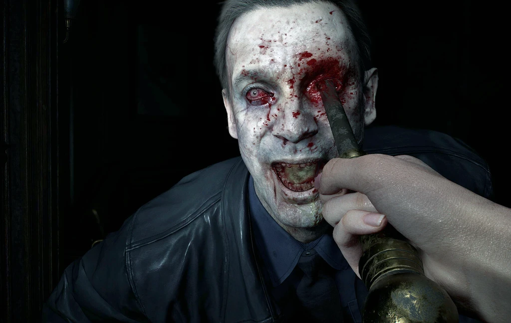 Förstapersonsvy i Resident Evil: Requiem där Grace pressar en kniv mot ögat på en blodstänkt, blek man med röda ögon och gapande mun i mörkret.