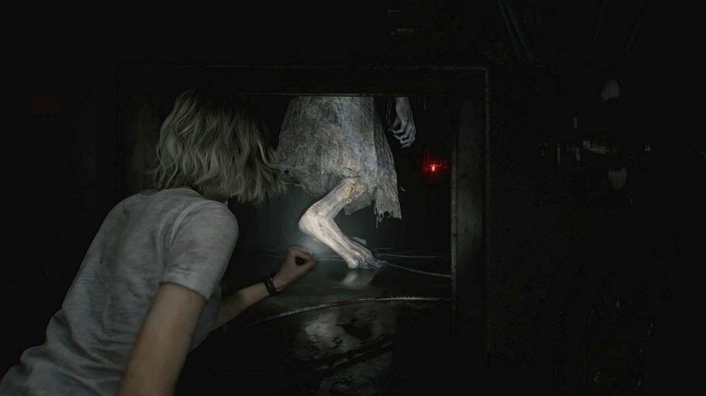 Resident Evil: Requiem: en ljushårig kvinna i grå t-shirt trycker sig mot väggen i ett becksvart rum och lyser med en ficklampa mot en blek, långbent varelse i trasig klänning.