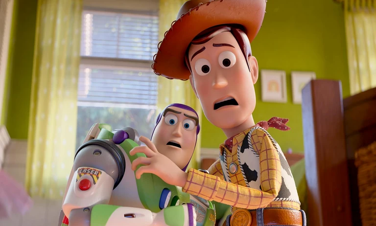 Woody ser oroligt förskräckt ut när han håller i Buzz Lightyear i ett grönt barnrum med solljus genom gardinerna.