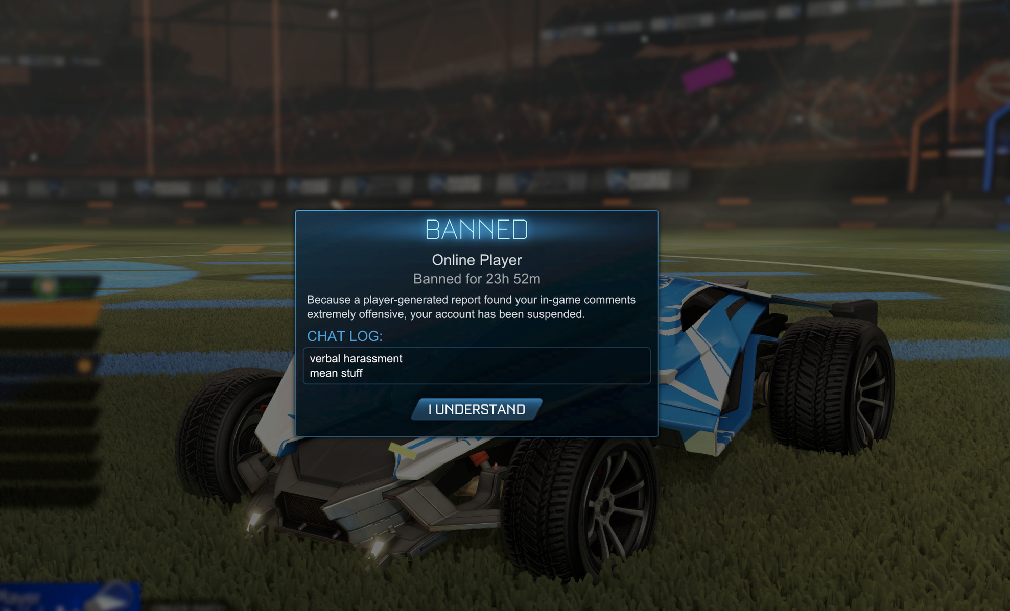 Rocket League: en blå bil på gräsplanen med en ruta över sig som meddelar att spelaren är avstängd i 23 timmar och 52 minuter för kränkande chattkommentarer.