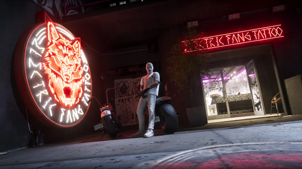 Maskerad person i vita kläder står med ett vapen mellan två motorcyklar framför tatueringsstudion Electric Fang, med en stor neonskylt av ett varghuvud, i Grand Theft Auto VI.