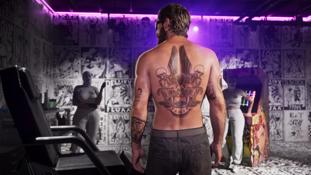 Skjortlös man med tatuering av två bevingade skelett på ryggen står i ett tatueringsstudio-liknande rum med neonljus och graffitiklädda väggar i Grand Theft Auto VI.