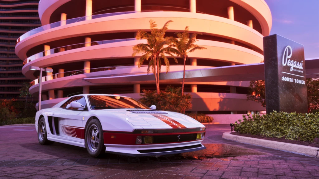 Vit sportbil med röda ränder står framför ett rundat parkeringshus med palmer i kvällssol, intill en skylt med texten Pegassi South Tower, i Grand Theft Auto VI.