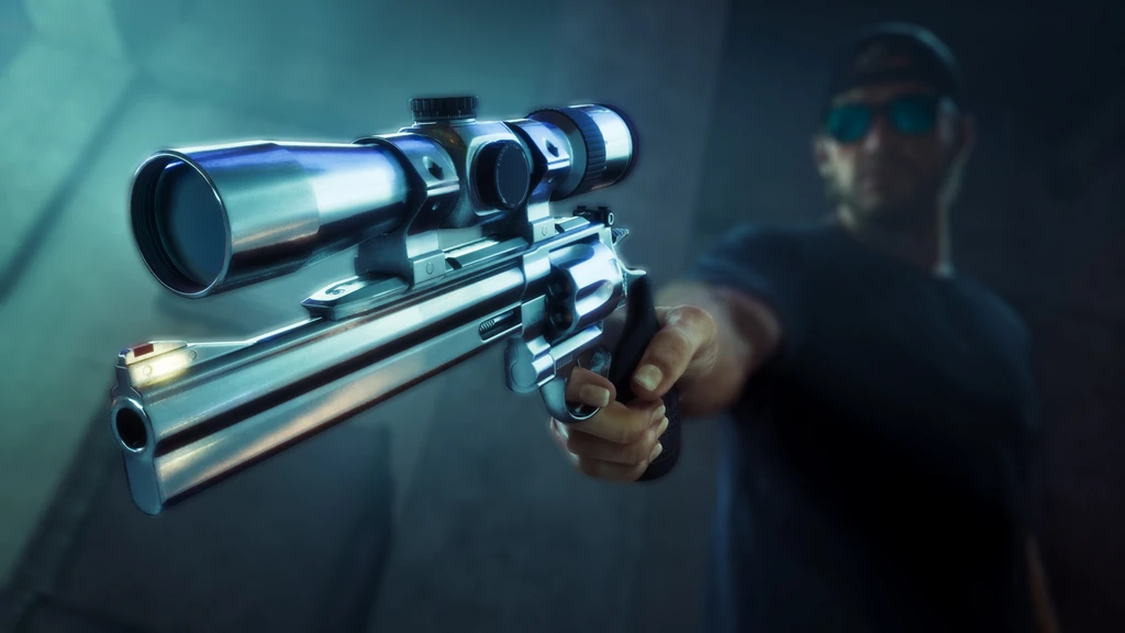 En man med keps och solglasögon sträcker fram en stor silverfärgad revolver med kikarsikte mot kameran i ett dunkelt, blåskimrande rum. Motivet är från Grand Theft Auto VI.