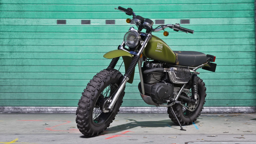 Olivgrön terrängmotorcykel med grova dubbdäck och kromad framgaffel står parkerad framför en turkos garageport, i Grand Theft Auto VI.