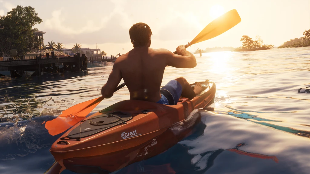 Skjortlös man paddlar en orange kajak på vattnet i solnedgången, med en brygga och palmer vid stranden i Grand Theft Auto VI.
