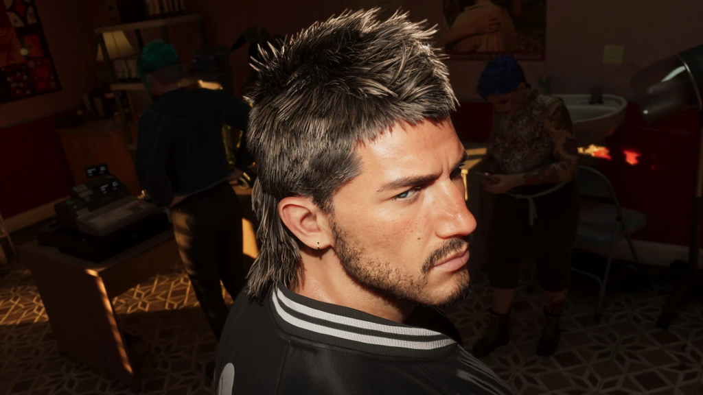 Närbild på en man med mullet-frisyr, skäggstubb och trotsig blick i en frisersalong, i Grand Theft Auto VI. Kunder och personal syns suddigt i bakgrunden.