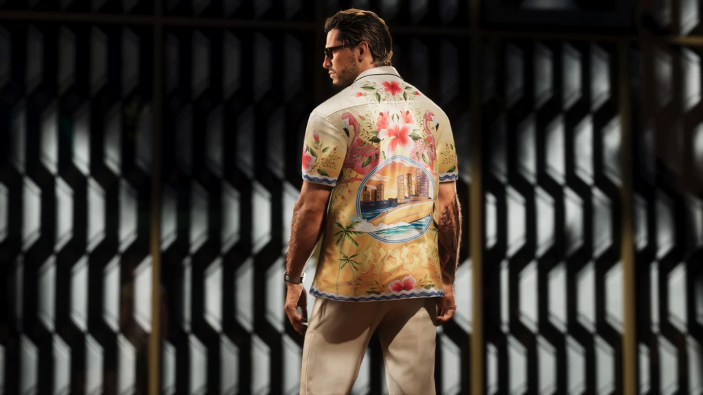 Man med solglasögon och tatuerad arm syns bakifrån i en blommig skjorta med flamingo och strandmotiv, beige byxor och en mönstrad svart vägg bakom, i Grand Theft Auto VI.