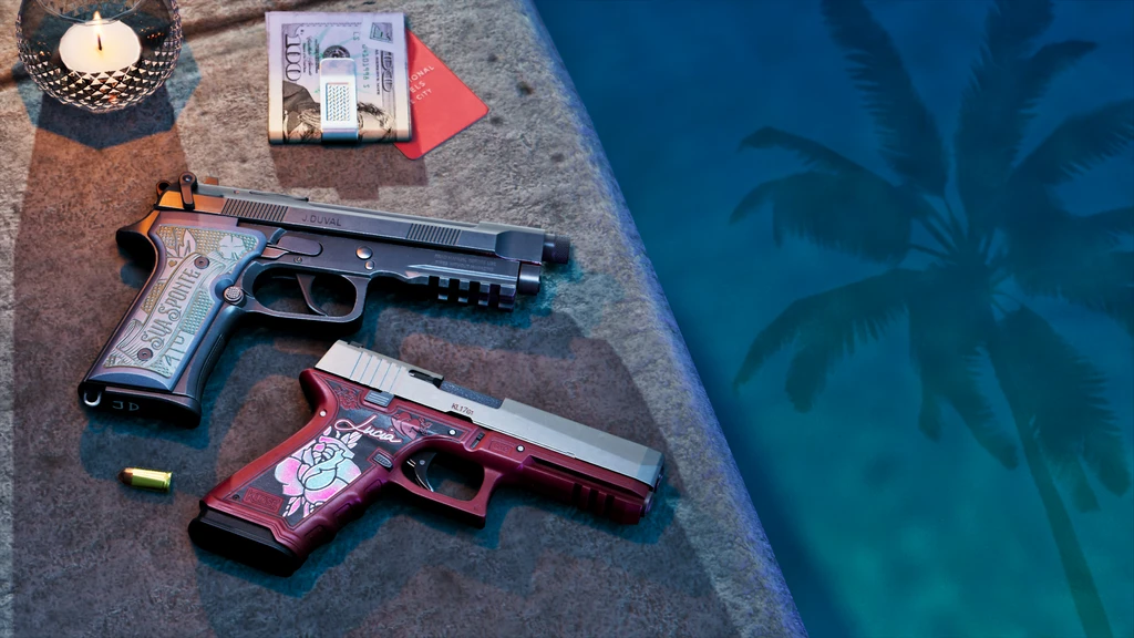 Två dekorerade pistoler, en blå med gravyr och en röd med rosmotiv, ligger bredvid en dollarbunt och ett ljus vid en pool med palmskugga.