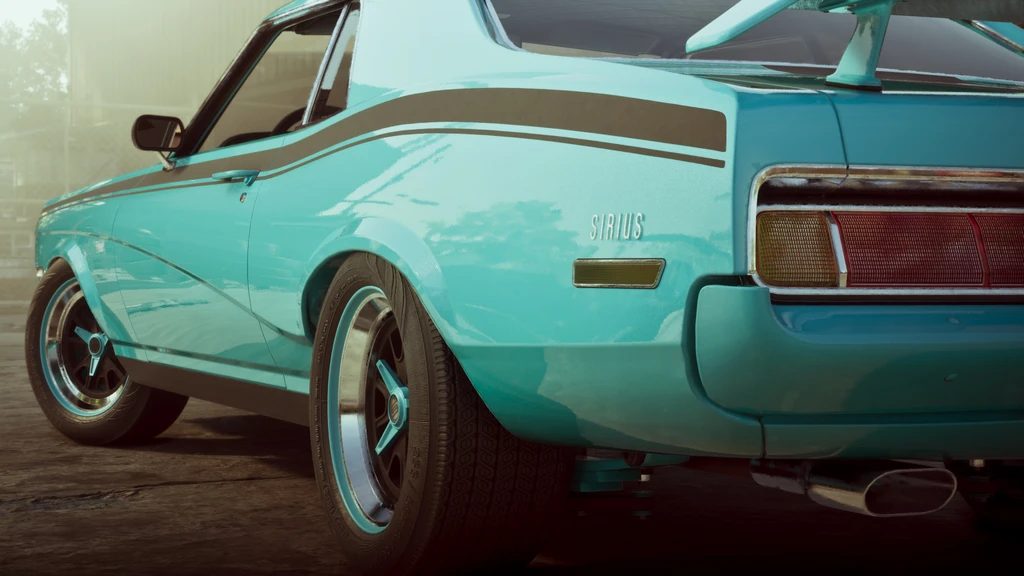 Turkos retrobil sedd snett bakifrån med brun racingrand, kromade fälgar och en bakspoiler, med emblemet Sirius på skärmen.