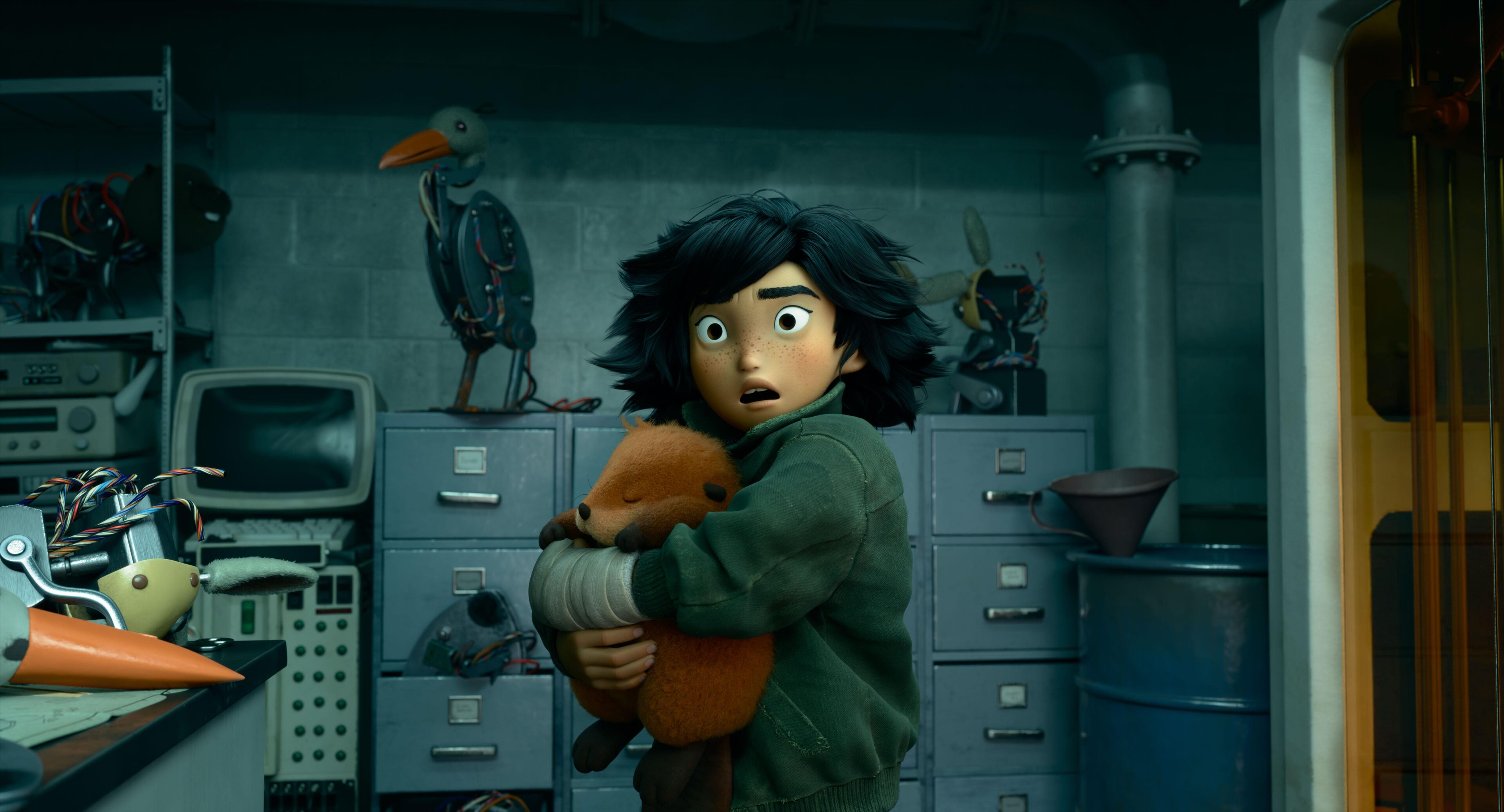 Ung animerad flicka med rufsigt svart hår står chockad i ett rörigt verkstadsrum och håller en brun bäverdocka tätt intill sig i Pixar-filmen Hoppers.