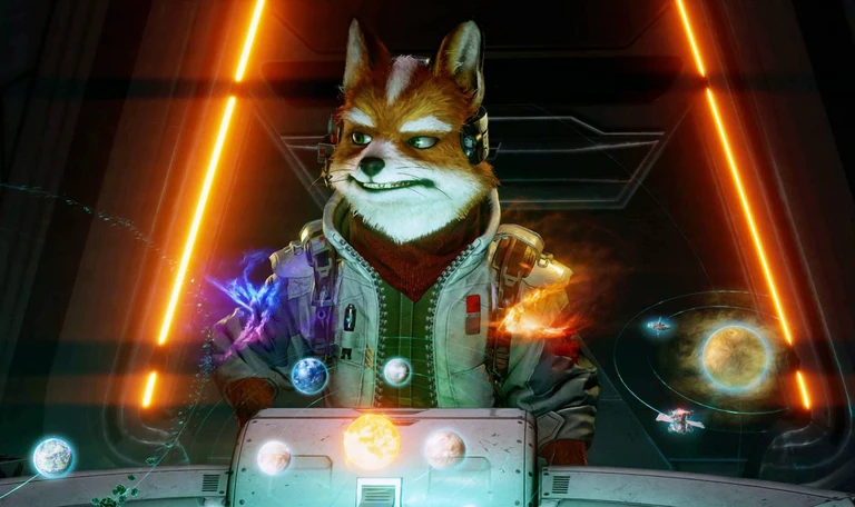 Fox McCloud i Star Fox sitter i cockpiten med headset och flygjacka, omgiven av orange neonljus och svävande planeter och rymdskepp.