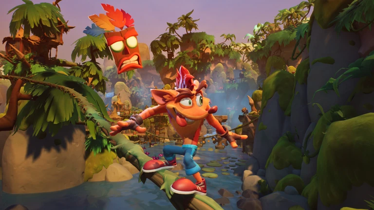 Crash Bandicoot balanserar på en trädstam över ett vattendrag i en grön djungel, med Aku Aku-masken svävande bakom sig.