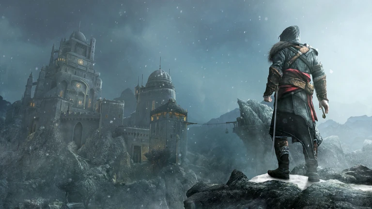 En kapuschuvad assassin i skinnrock och med röd skärp står på en snöig klippkant och blickar mot en upplyst borgstad bland bergen i snöfall, i Assassin's Creed Revelations.