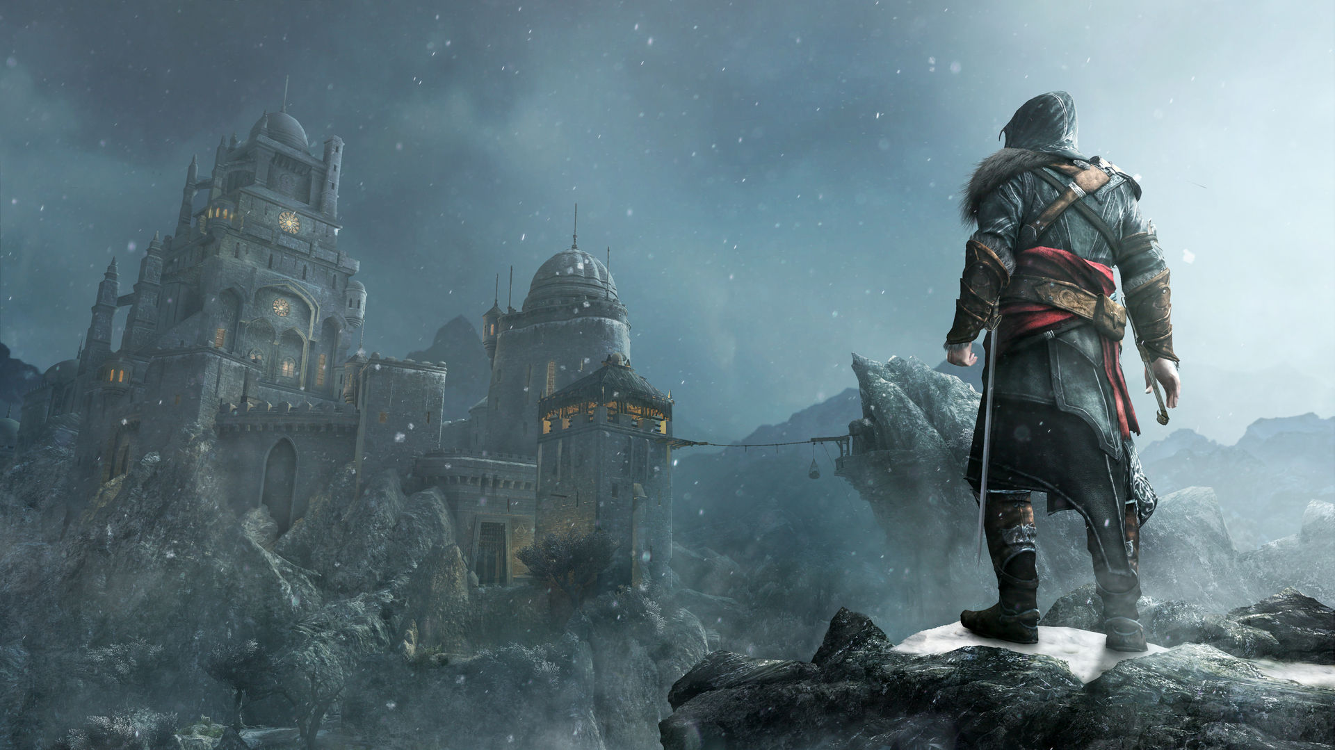En kapuschuvad assassin i skinnrock och med röd skärp står på en snöig klippkant och blickar mot en upplyst borgstad bland bergen i snöfall, i Assassin's Creed Revelations.