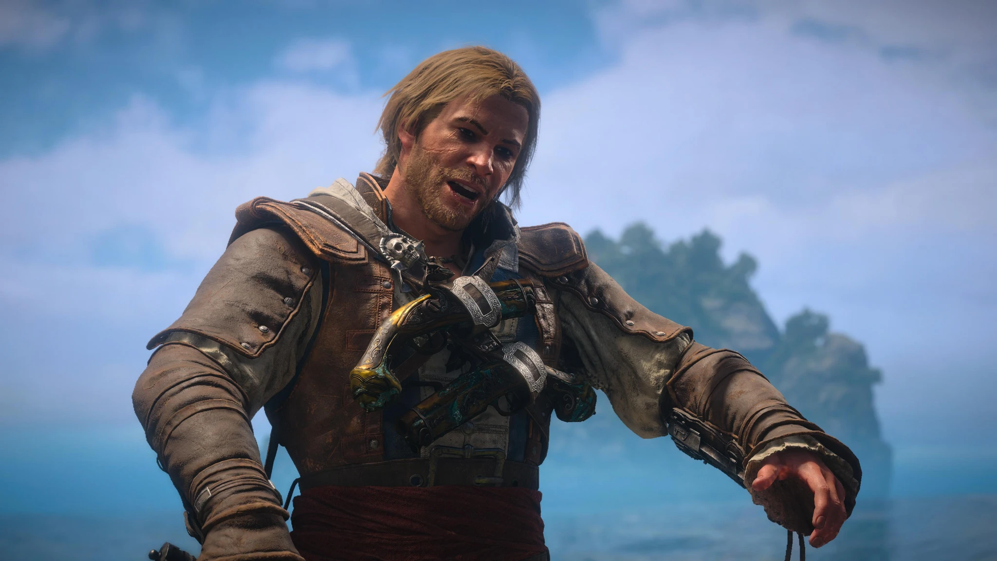 Edward Kenway i Assassin's Creed Black Flag Resynced pratar med en lätt lutad hållning, med pistoler i bröstbandet och ett klippigt ö-parti mot blå himmel bakom sig.