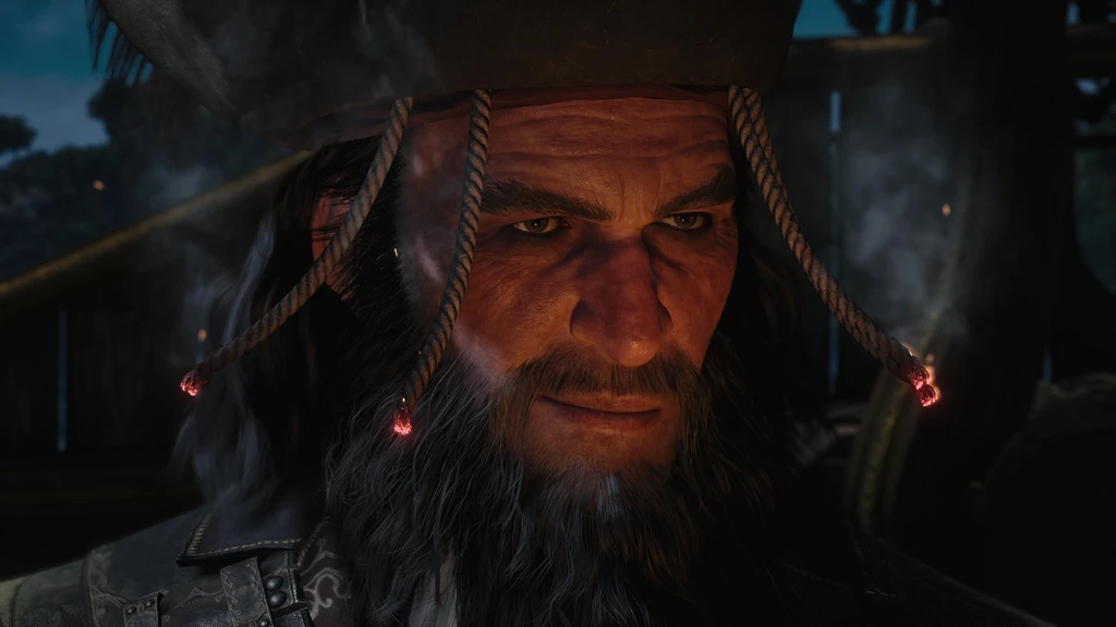 Närbild på en skäggig pirat med hatt och rykande, glödande luntor i skägget och hatten, i skymning på ett skepp i Assassin's Creed Black Flag Resynced.