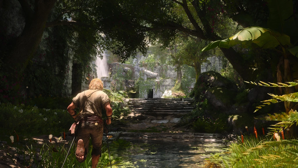 Edward Kenway springer barfota genom en frodig djungel mot en övervuxen stentrappa och ruiner, med ett vattenfall i bakgrunden, i Assassin's Creed Black Flag Resynced.
