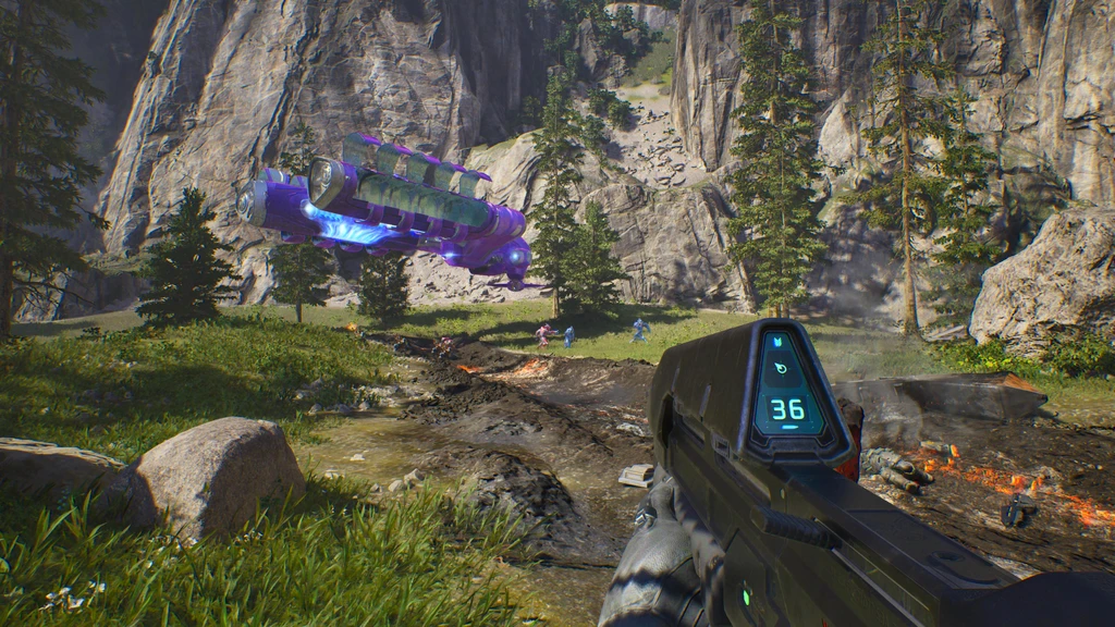 Förstapersonsvy i Halo: Campaign Evolved med ett gevär i förgrunden, en lila Covenant-farkost som svävar över en bergsdal och små stridande figurer i fjärran.