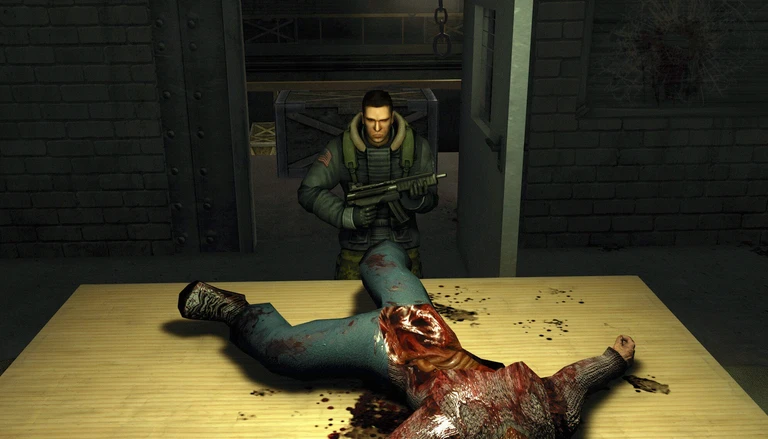 I The Thing: Remastered står en beväpnad man i tjock overall i en mörk dörröppning och blickar mot ett stympat, blodigt lik på ett träbord i förgrunden.
